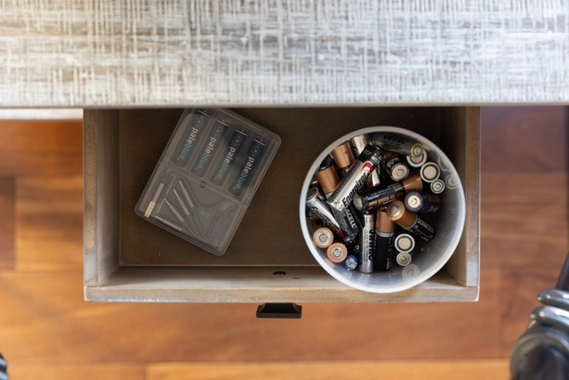 Pale Blue Li-Ion Rechargeable AA Battery 4-pack AA w/ 4x1 charging cable USB-C 