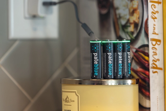 Pale Blue Li-Ion Rechargeabl AAA Battery 4-pack AAA w/ 4x1 charging cable USB-C 