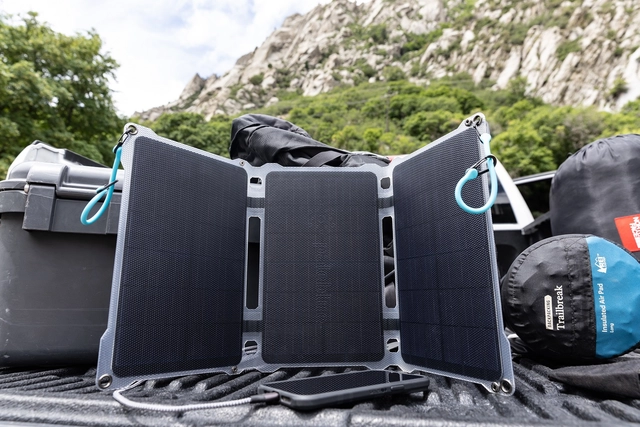 Pale Blue Approach 2 Solar Panel 21W Triple, w/bungee & storage case 